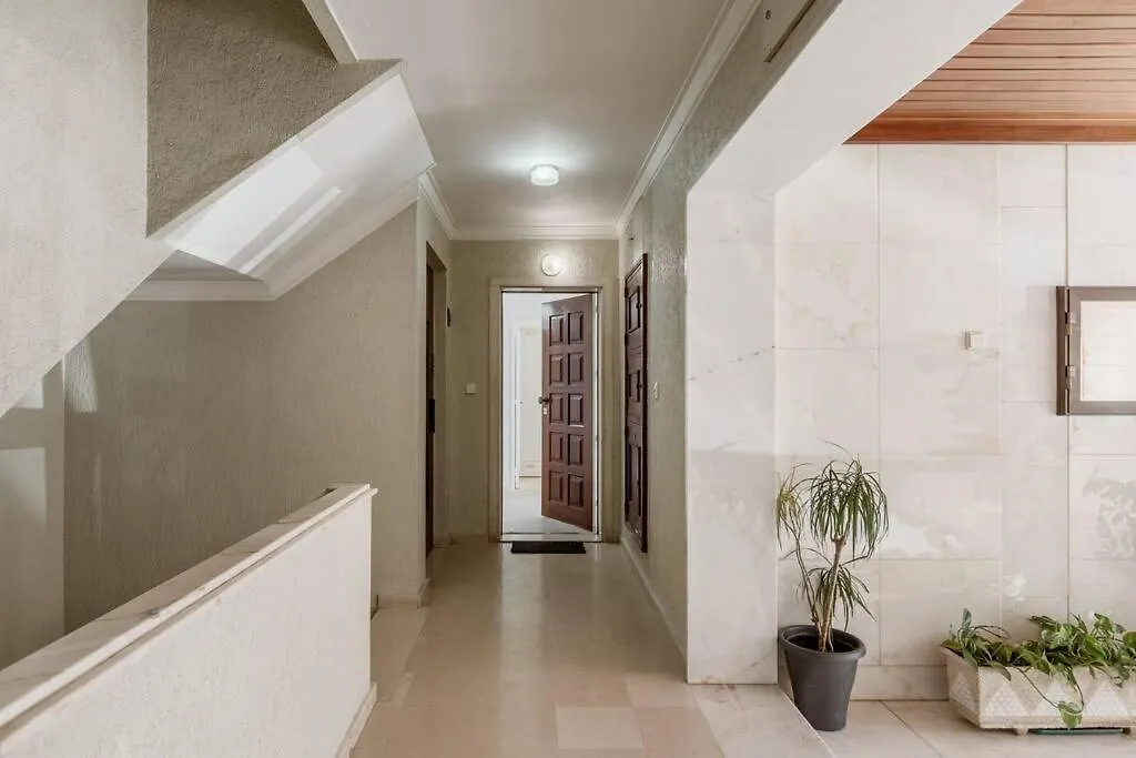 Comfort & Convenience In Central Massama Queluz Διαμέρισμα