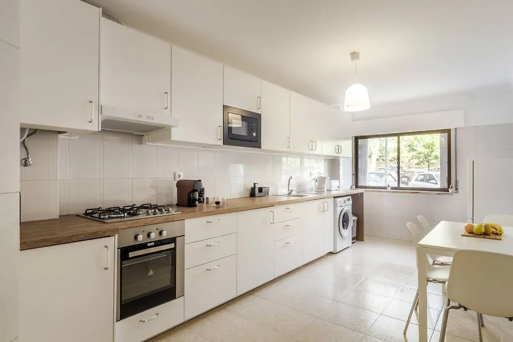 Comfort & Convenience In Central Massama Queluz