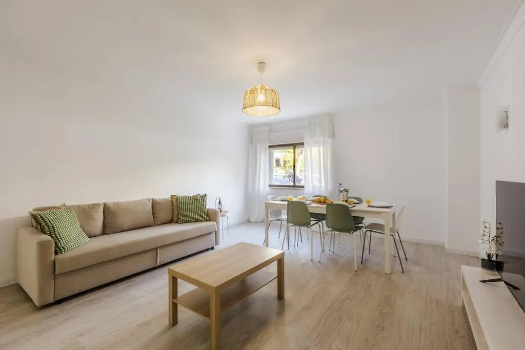 Apartment Comfort & Convenience In Central Massama Queluz