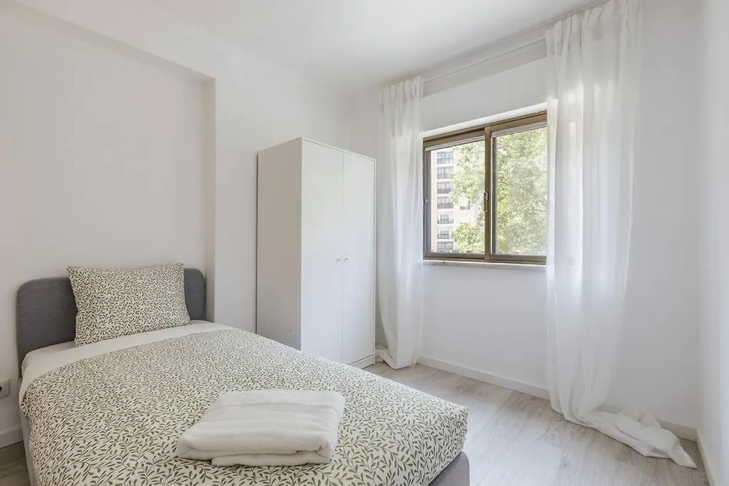 Comfort & Convenience In Central Massama Queluz Apartment