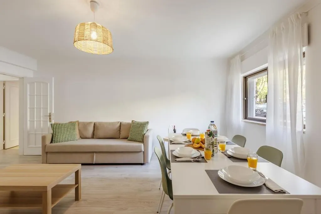 Comfort & Convenience In Central Massama Queluz