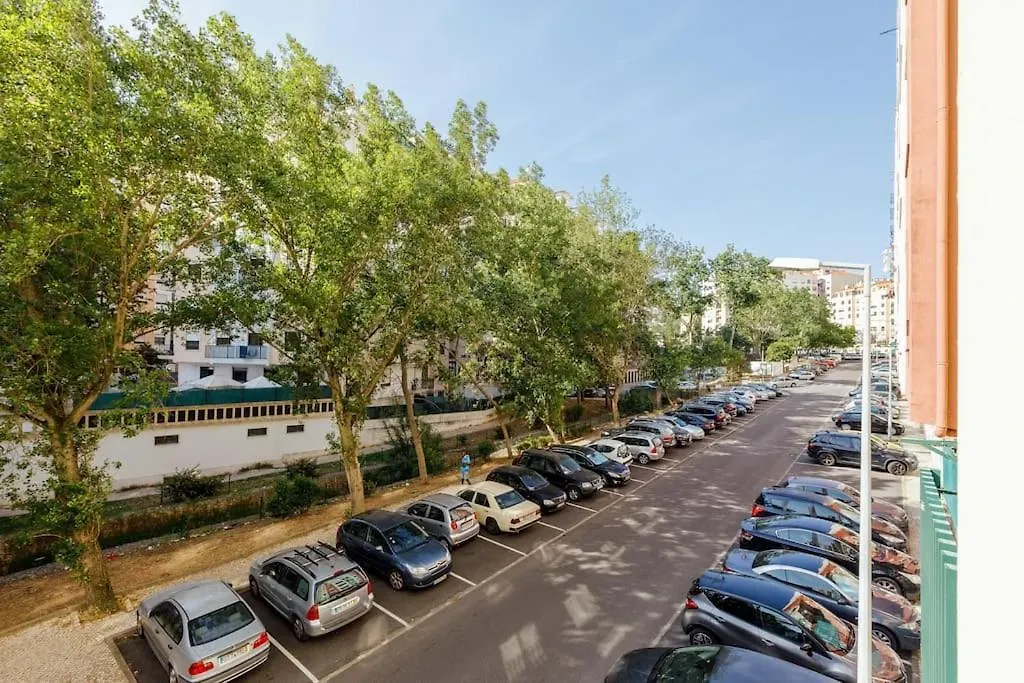 Apartment Comfort & Convenience In Central Massama Queluz