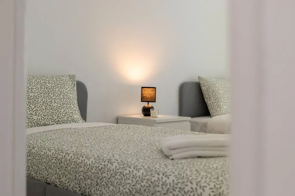 Comfort & Convenience In Central Massama Queluz Apartment